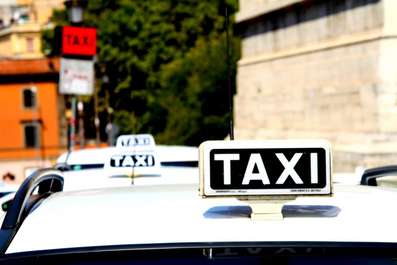 taxis-ST ETIENNE DE TINEE-min_taxi_auto_rome_road_white-1051610